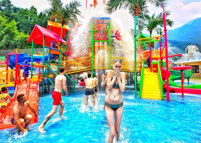 रंगीन एक्वा खेल का मैदान स्विमिंग पूल पानी स्लाइड